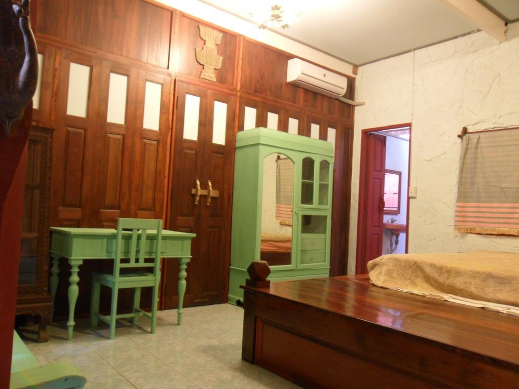 Ayutthaya Bouchic Hostel Extérieur photo