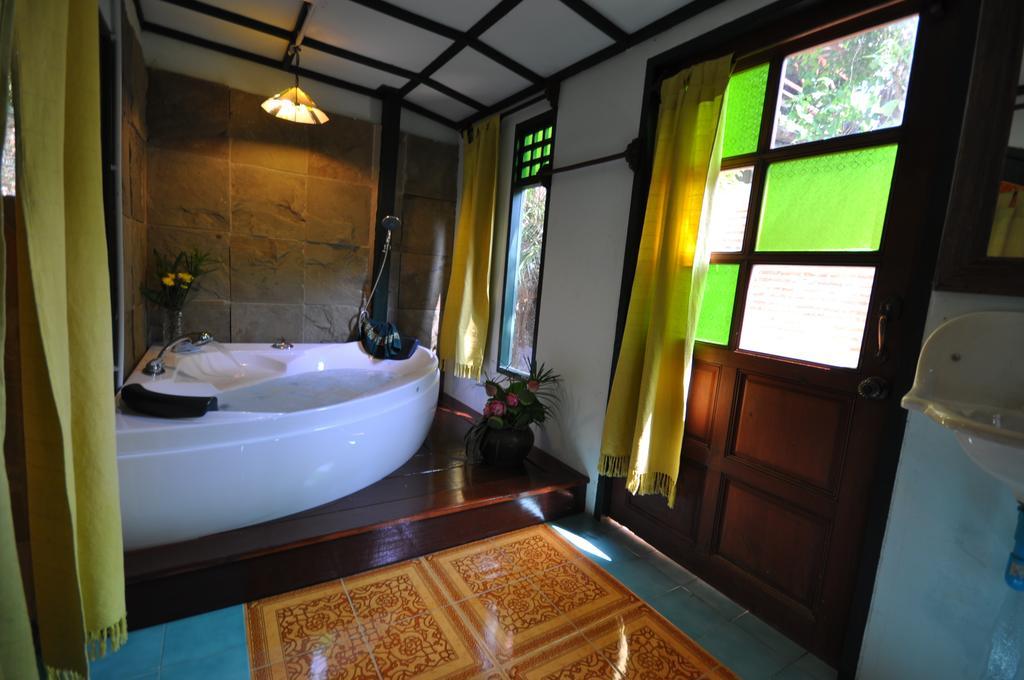Ayutthaya Bouchic Hostel Extérieur photo