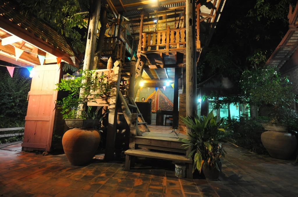Ayutthaya Bouchic Hostel Extérieur photo