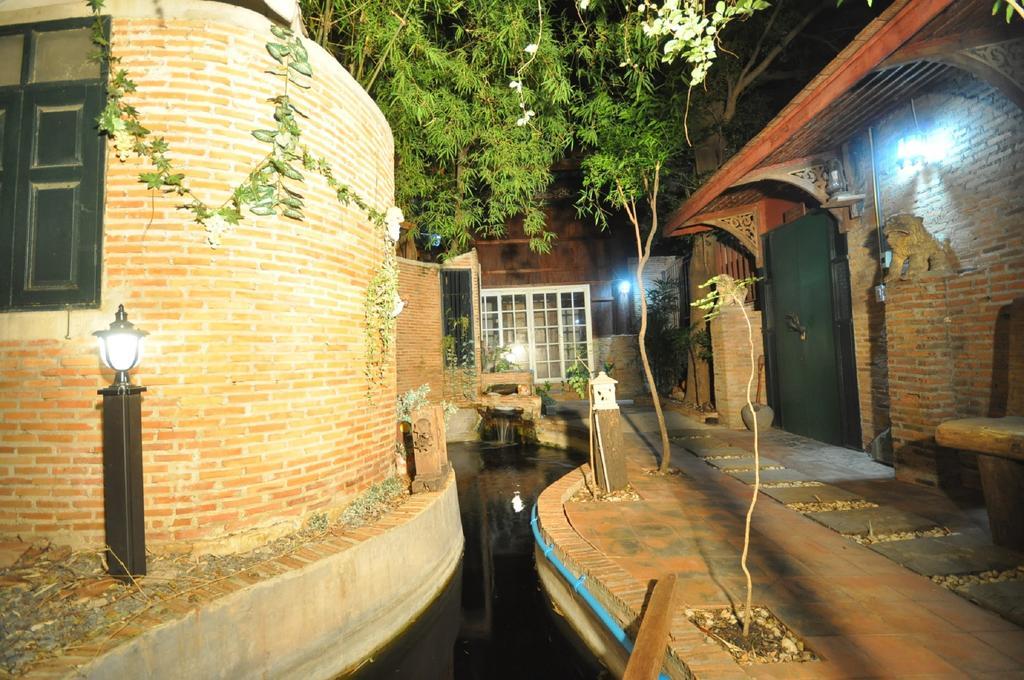 Ayutthaya Bouchic Hostel Extérieur photo