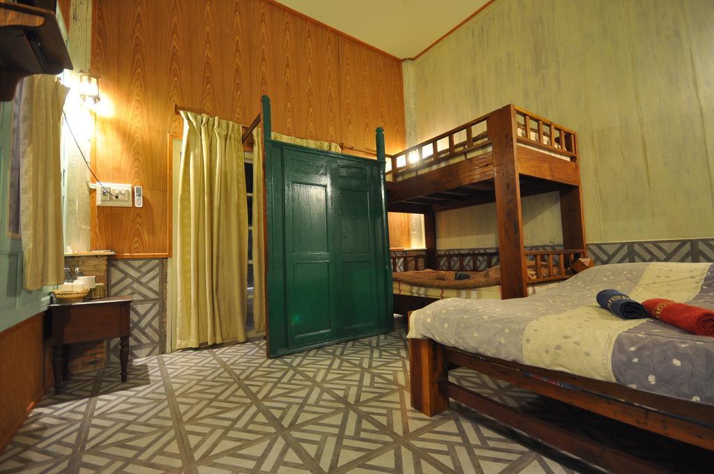 Ayutthaya Bouchic Hostel Extérieur photo