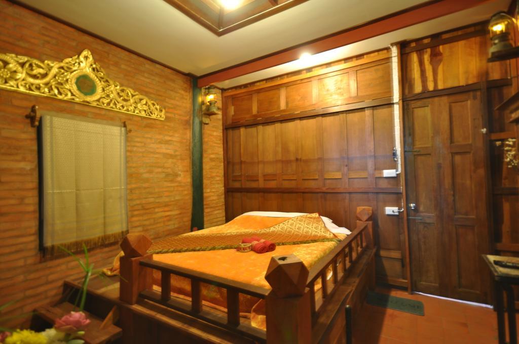 Ayutthaya Bouchic Hostel Extérieur photo
