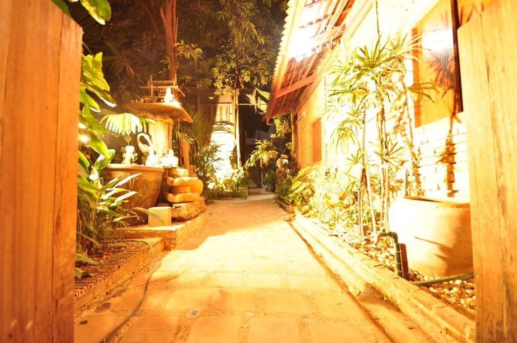 Ayutthaya Bouchic Hostel Extérieur photo