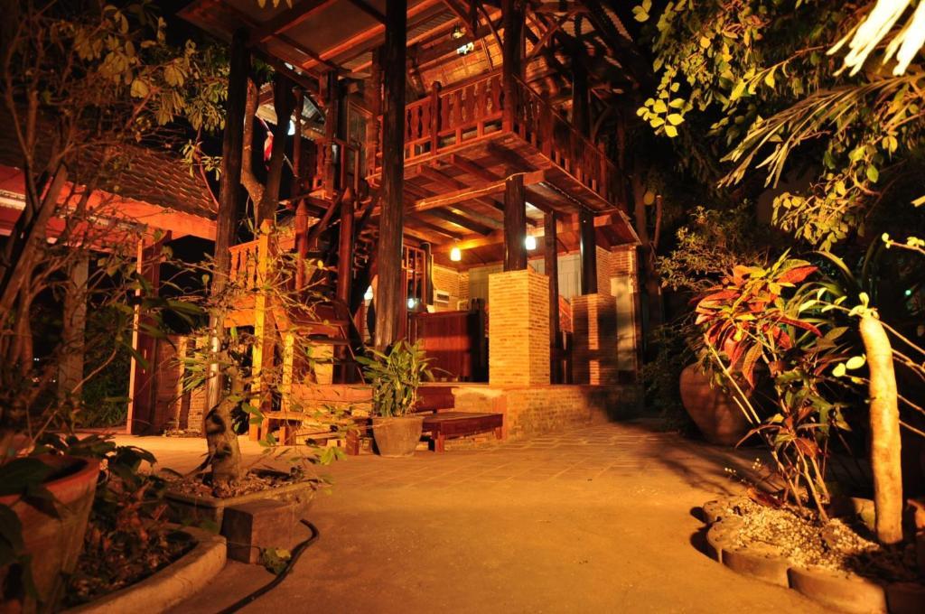 Ayutthaya Bouchic Hostel Extérieur photo
