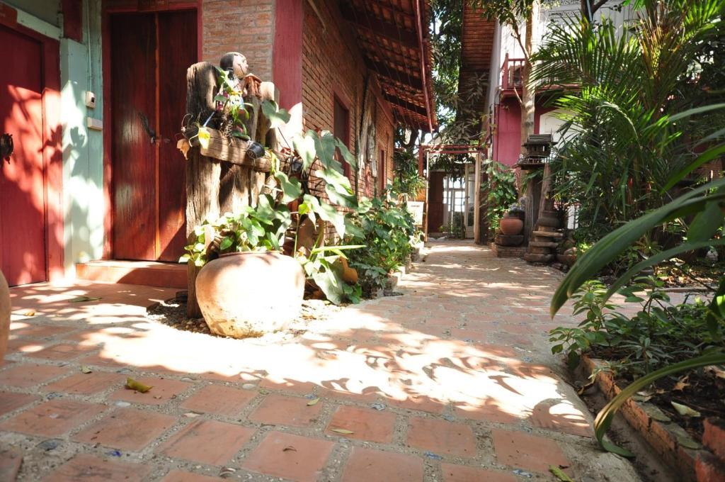 Ayutthaya Bouchic Hostel Extérieur photo