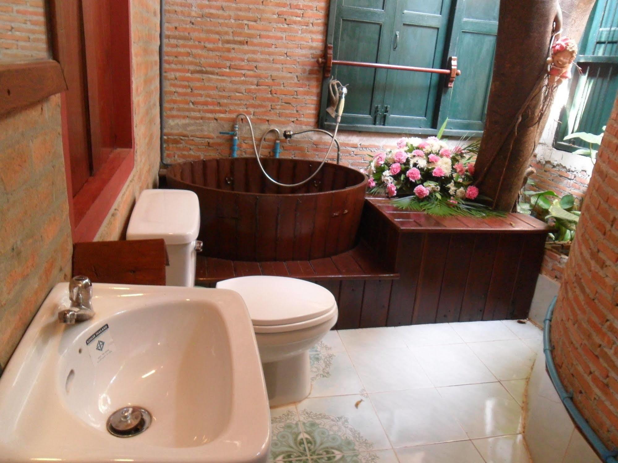 Ayutthaya Bouchic Hostel Extérieur photo