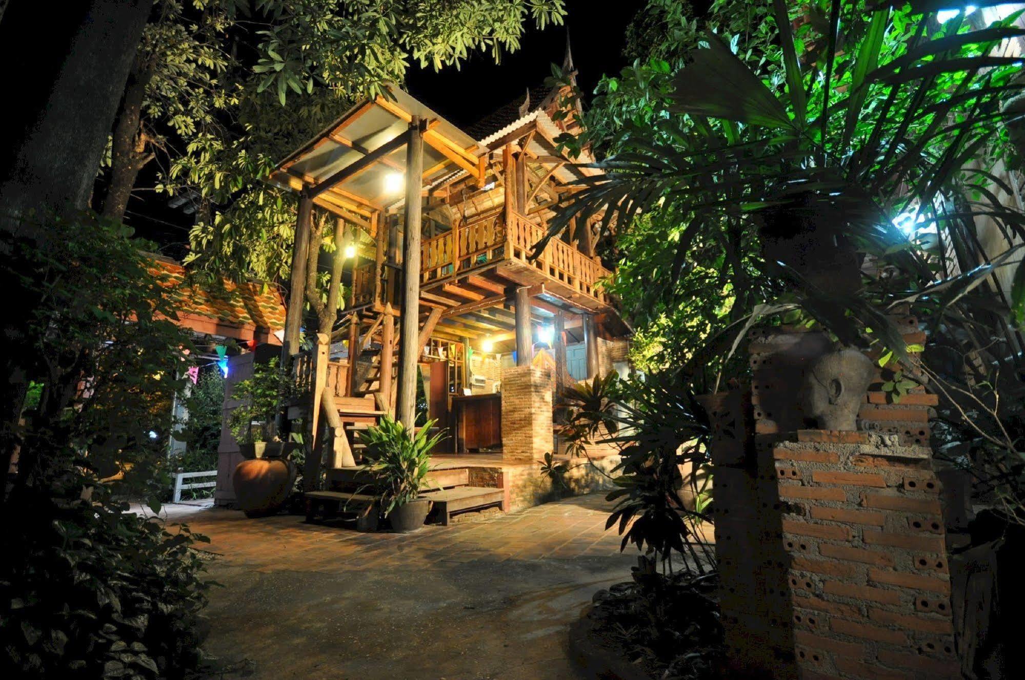 Ayutthaya Bouchic Hostel Extérieur photo