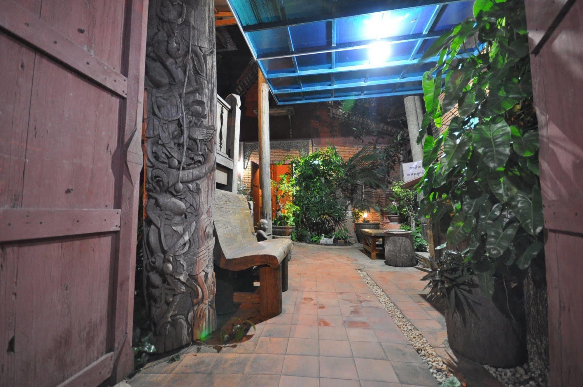Ayutthaya Bouchic Hostel Extérieur photo