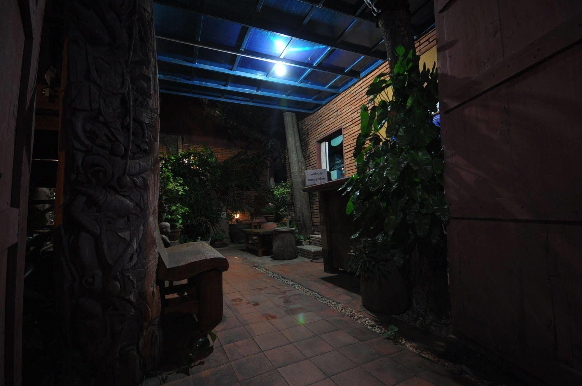 Ayutthaya Bouchic Hostel Extérieur photo