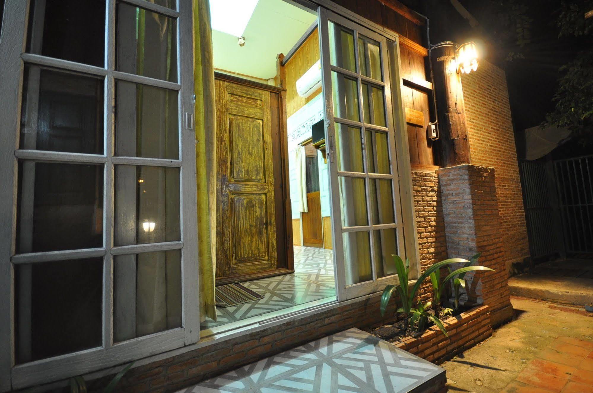 Ayutthaya Bouchic Hostel Extérieur photo