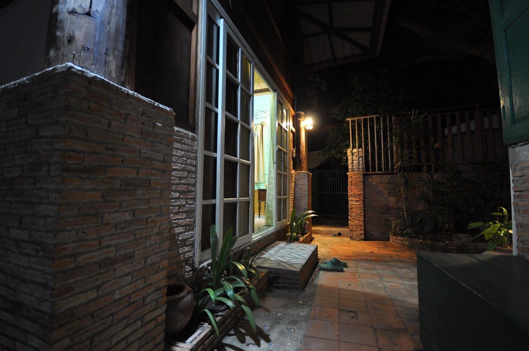 Ayutthaya Bouchic Hostel Extérieur photo
