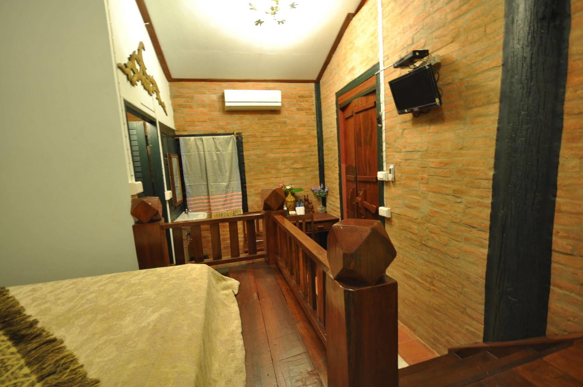 Ayutthaya Bouchic Hostel Extérieur photo