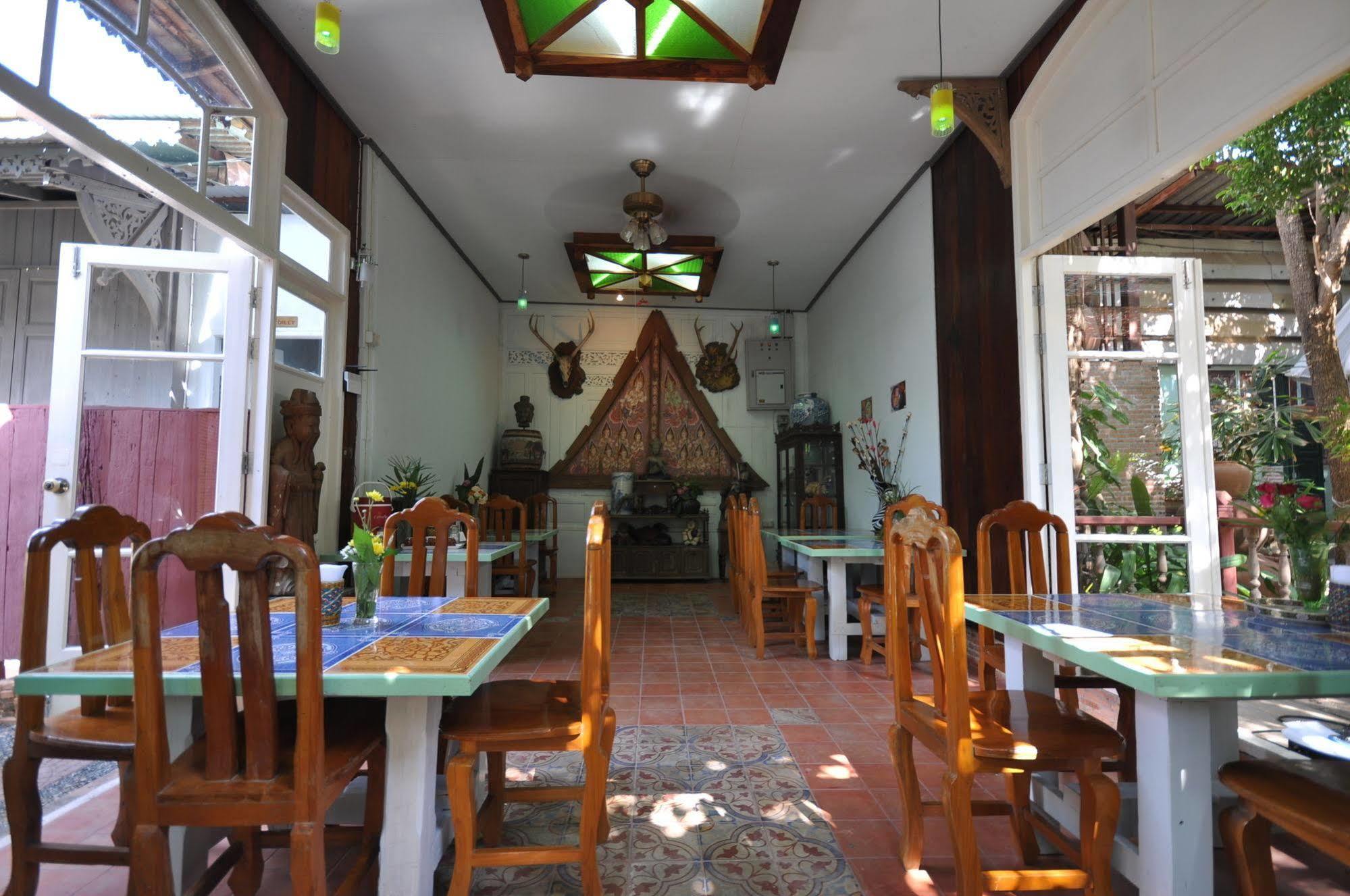Ayutthaya Bouchic Hostel Extérieur photo