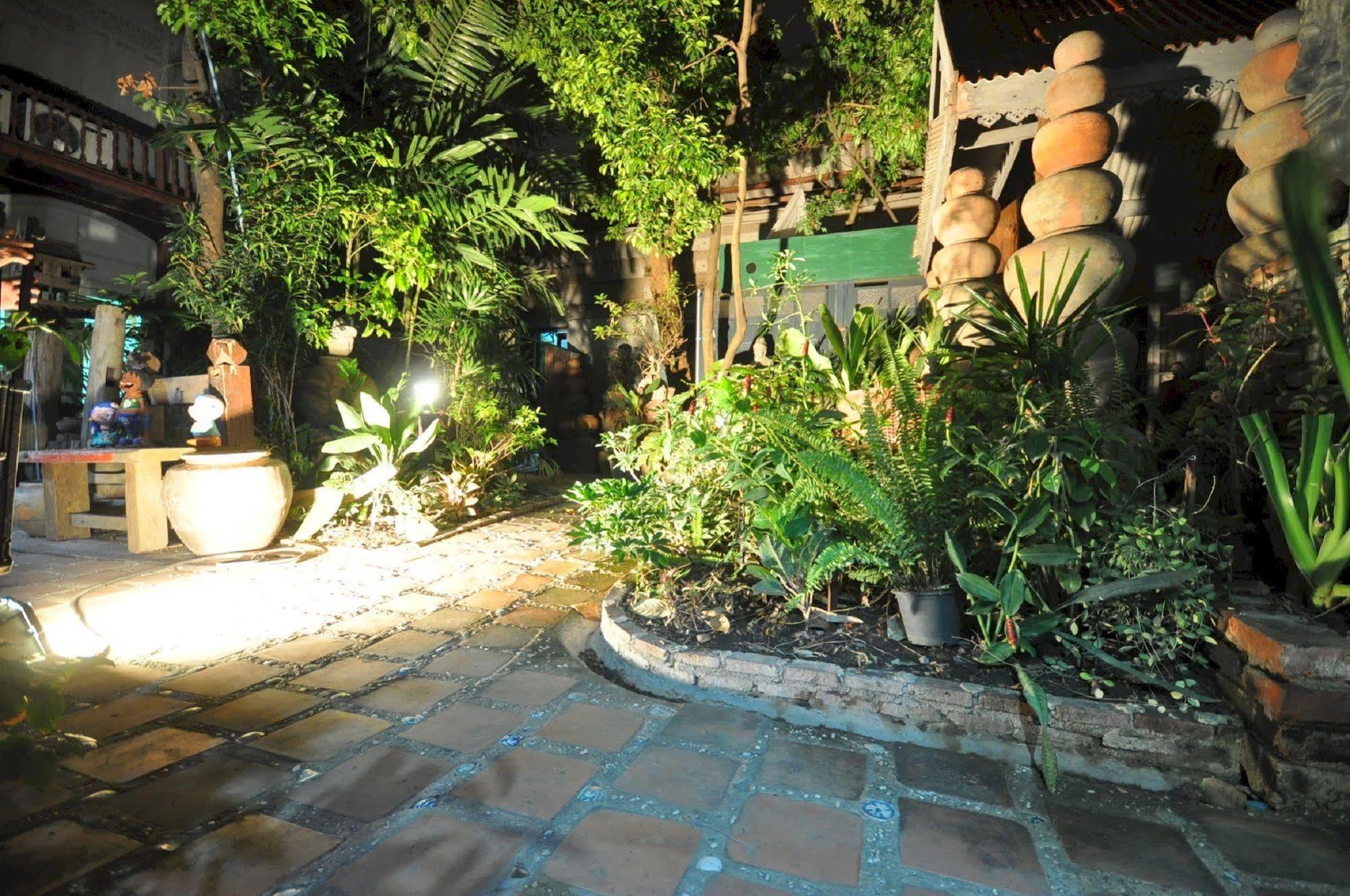 Ayutthaya Bouchic Hostel Extérieur photo