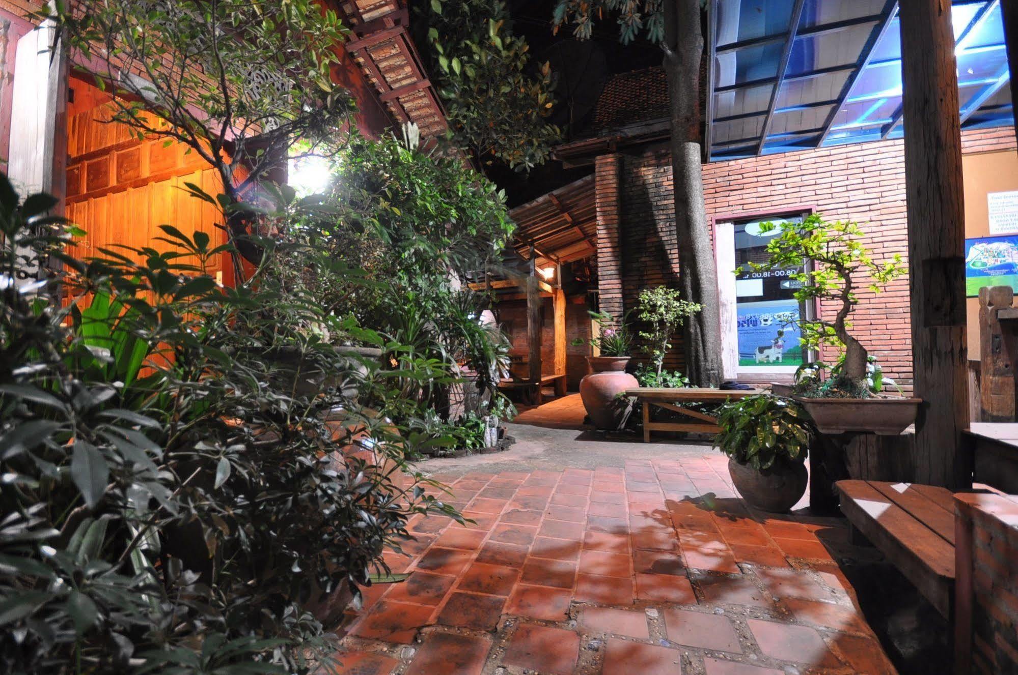 Ayutthaya Bouchic Hostel Extérieur photo