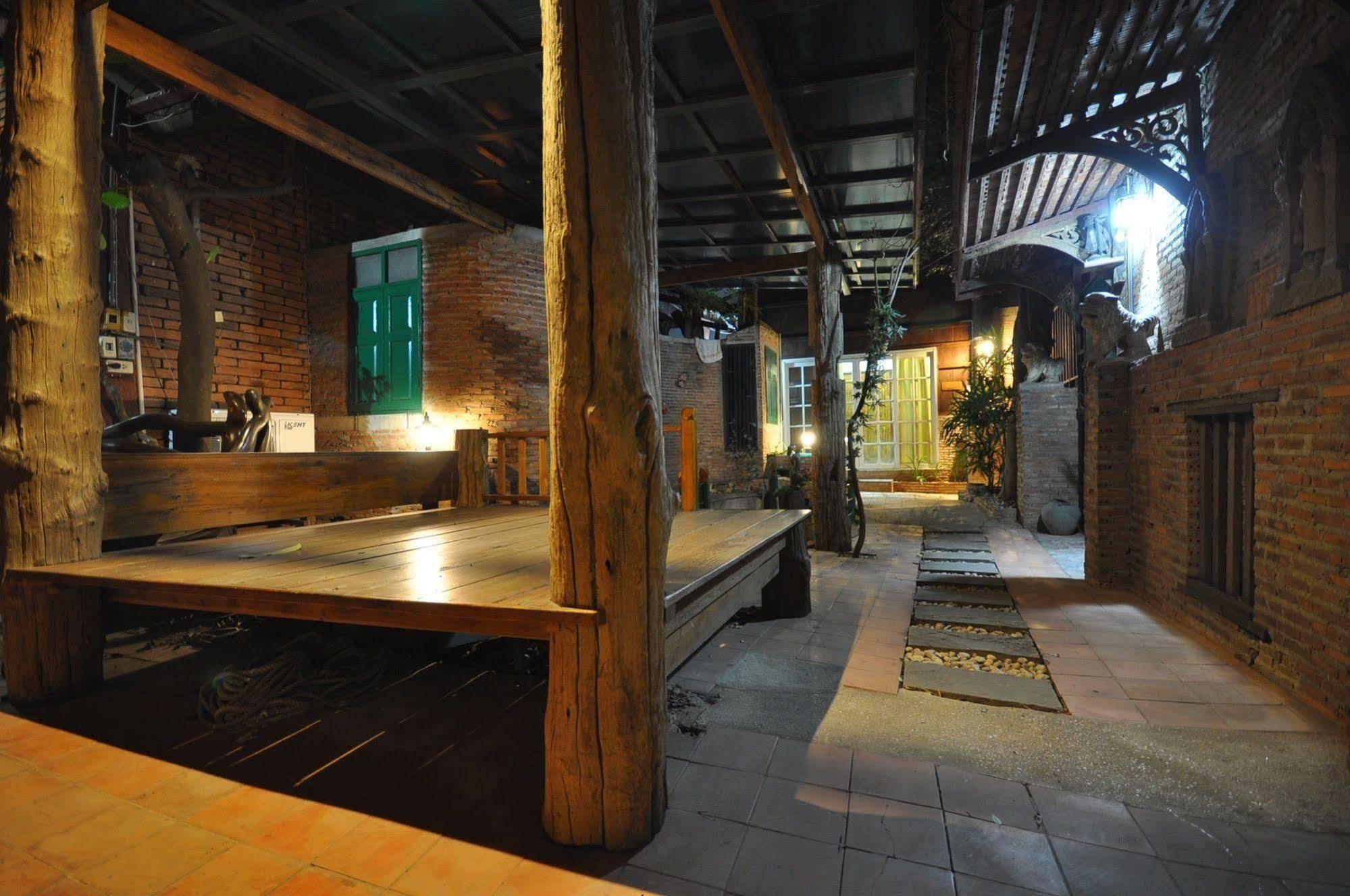 Ayutthaya Bouchic Hostel Extérieur photo