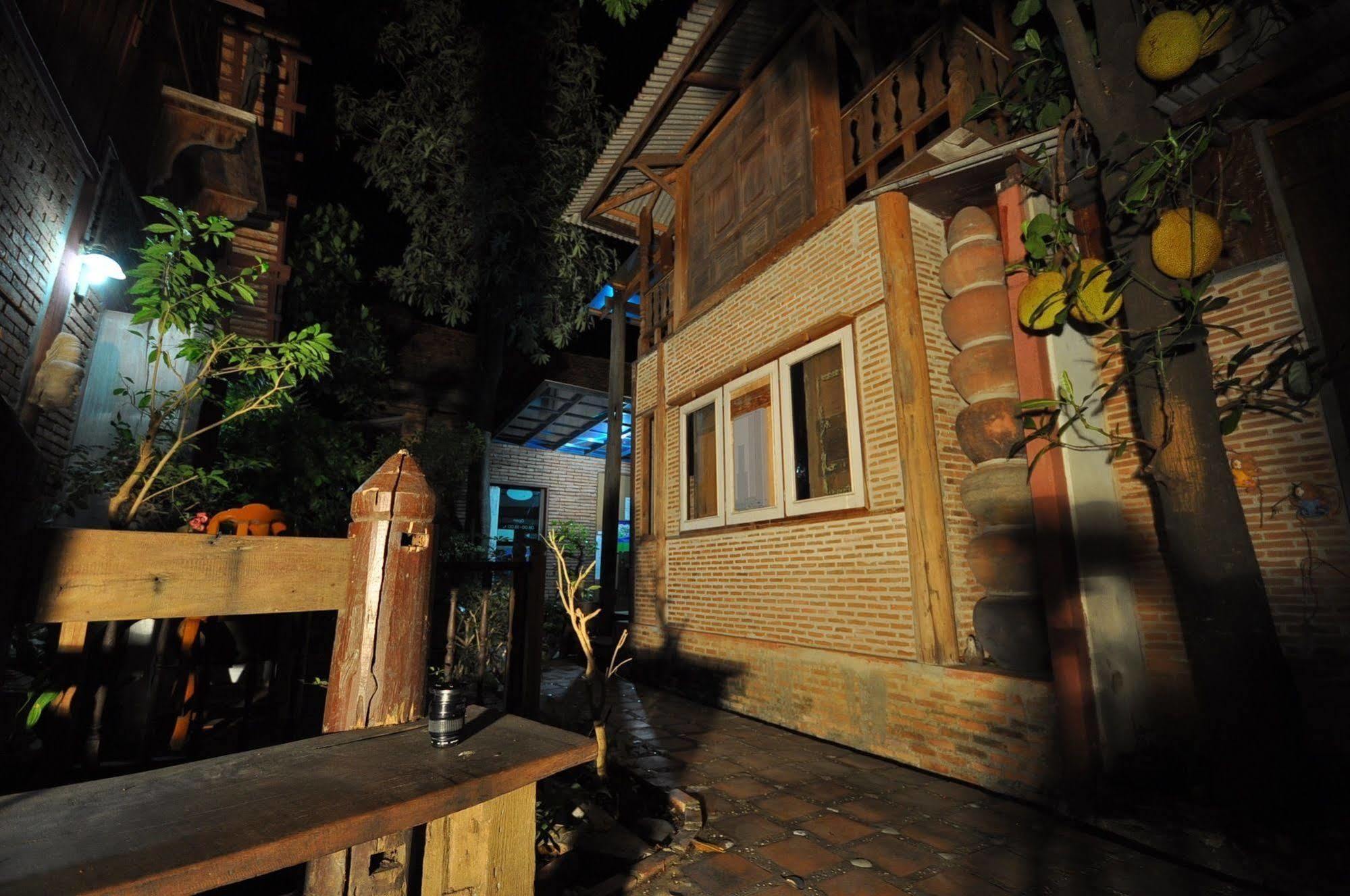 Ayutthaya Bouchic Hostel Extérieur photo