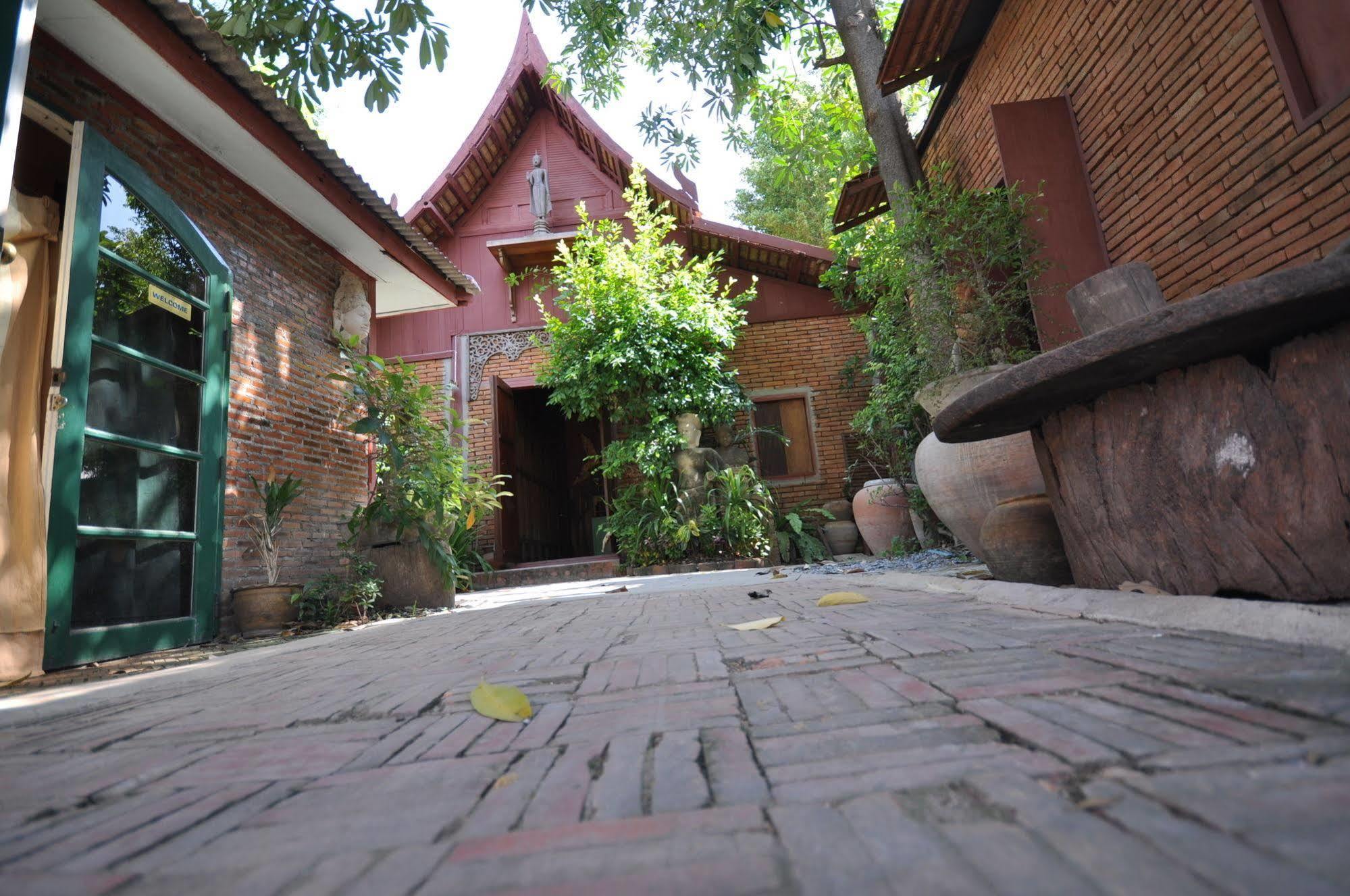 Ayutthaya Bouchic Hostel Extérieur photo