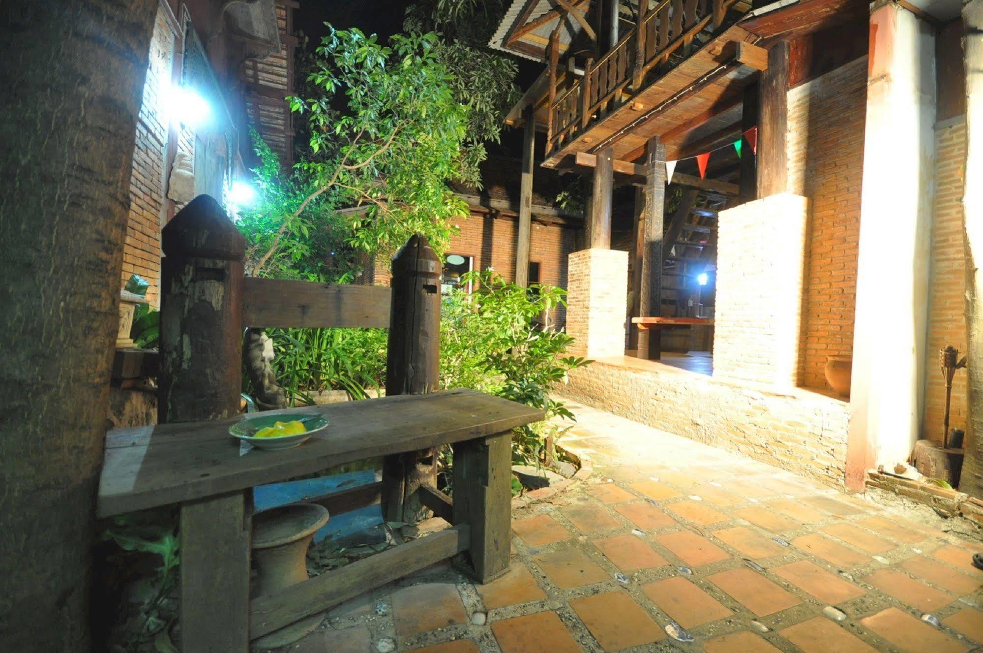 Ayutthaya Bouchic Hostel Extérieur photo