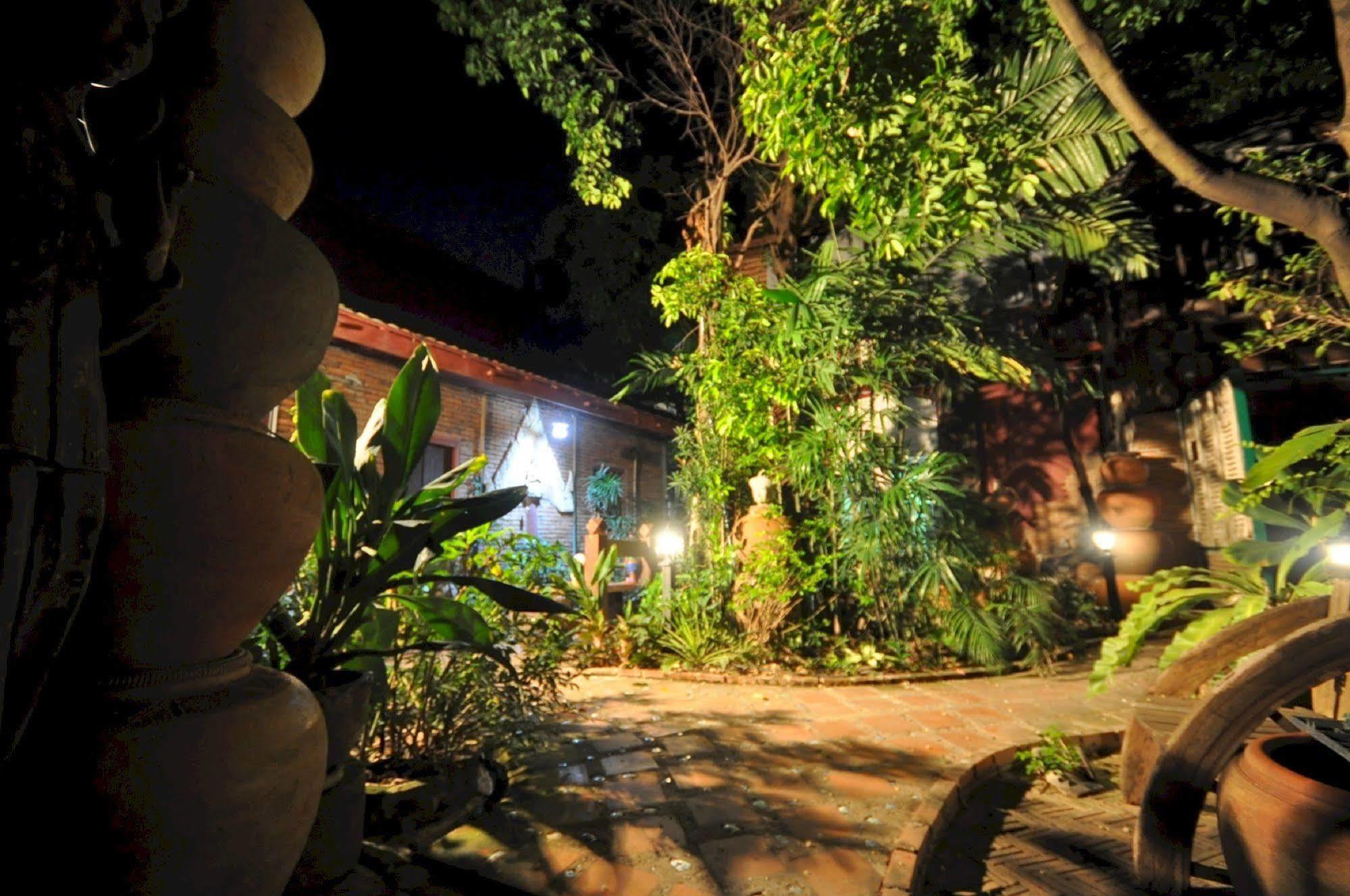 Ayutthaya Bouchic Hostel Extérieur photo