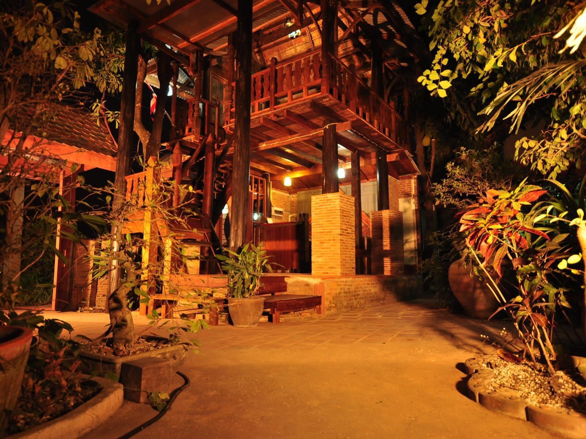 Ayutthaya Bouchic Hostel Extérieur photo