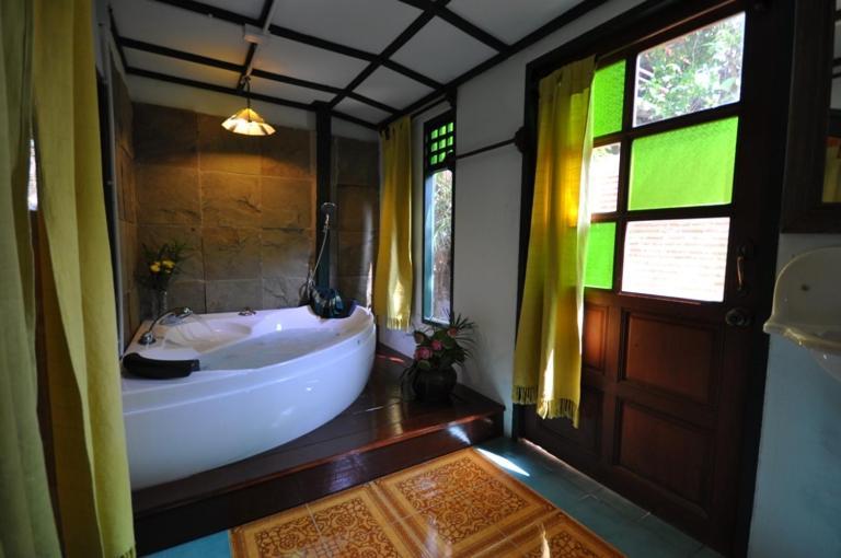 Ayutthaya Bouchic Hostel Extérieur photo